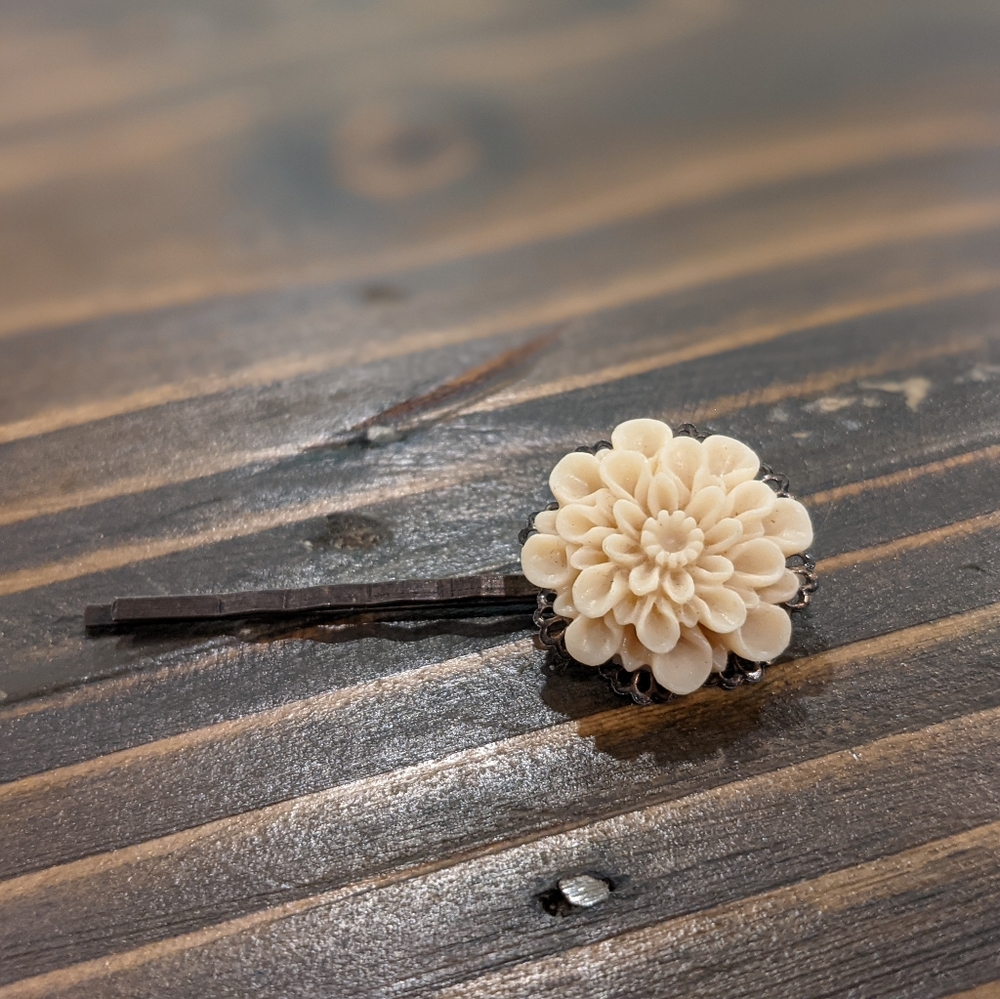 Beautiful 3 piece flower hair clips - Picture 6 of 7